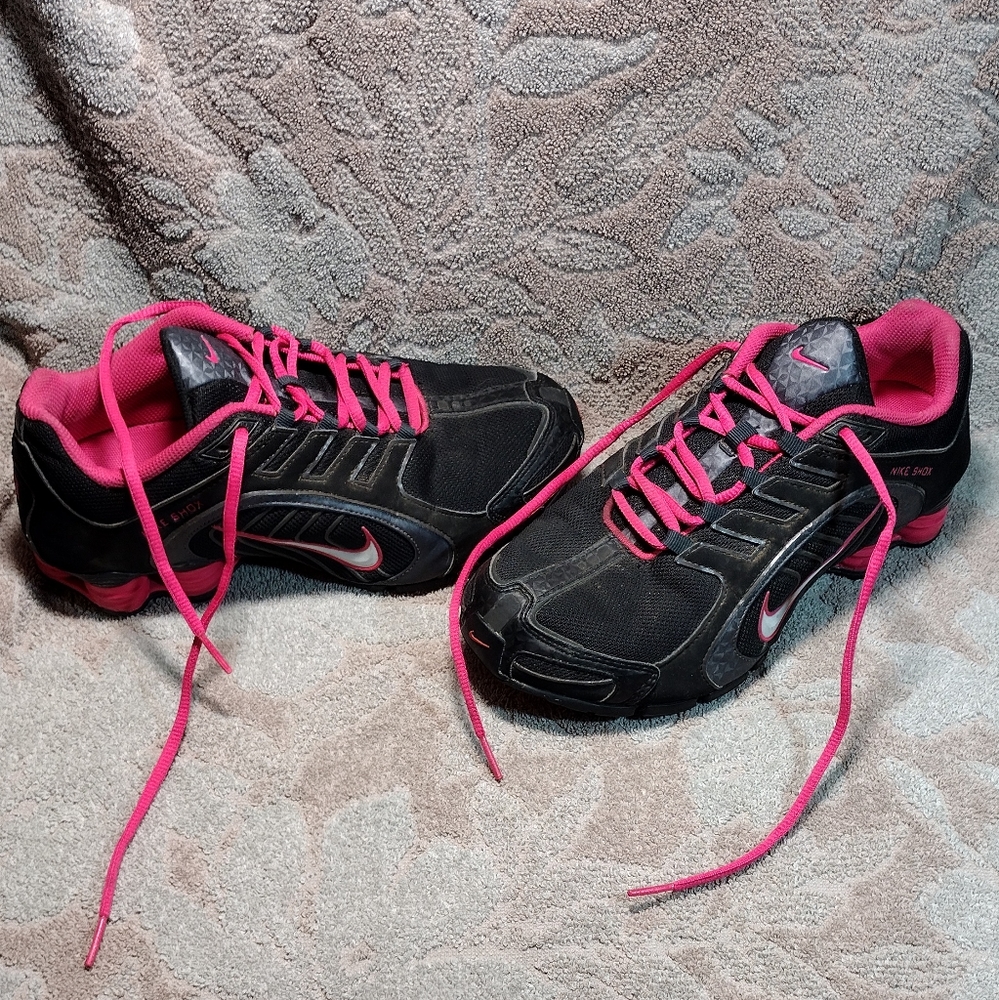 Rare and highly desired color size 8.5 womens Nike Shox Fast Shipping 😊